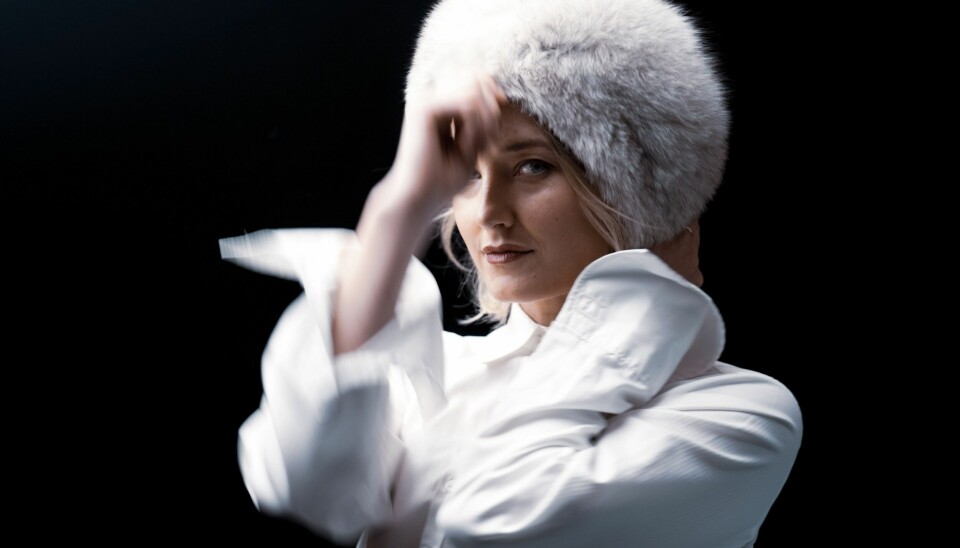 SYMPATISK: Ine Marie Wilmanns strålende portrettering av tittelrollen vekker sympati med hennes motiver som når over scenekanten, skriver anmelder Kjersti Juul. På med pelsluen for Ine Marie Wilmann i rollen som Anna Karenina. Foto: Lars Opstad