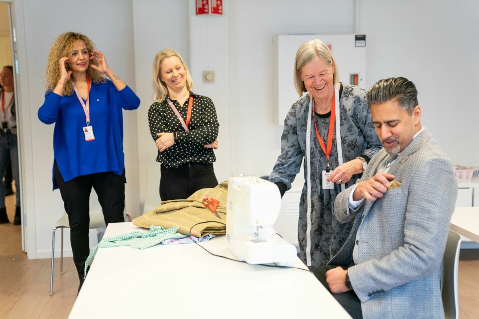 Abid Raja viser sin nysydde lommeklut til (fra venstre) Gül Çasper Mogensen, Therese Olsen Svartdahl og Tulla Grip. Kultur- og likestillingsminister Abid Raja besøker Stella, Røde Kors kvinnesenter.