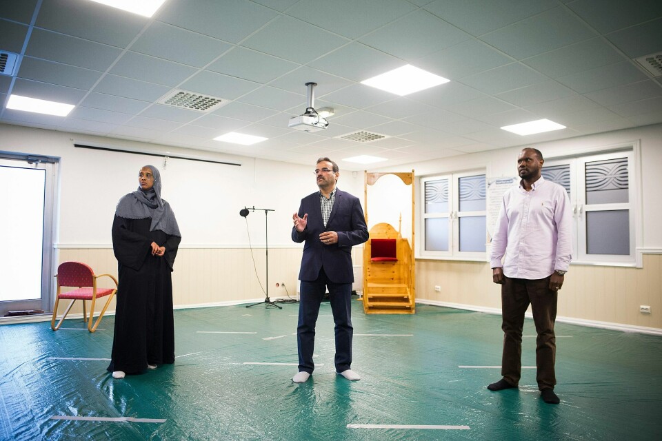 Islamsk Opplæringssenter i Stavanger har satt inn ekstra sikkerhetstiltak før feiringen av høytiden id al-adha. Selv om PST mener at feiringene kan være et symbolmål for høyreekstreme, er ikke muslimene redde. F.v.: styremedlem Ayan Farah, styreleder Esam Jamal og nestleder Abdulqadir Alasoow.