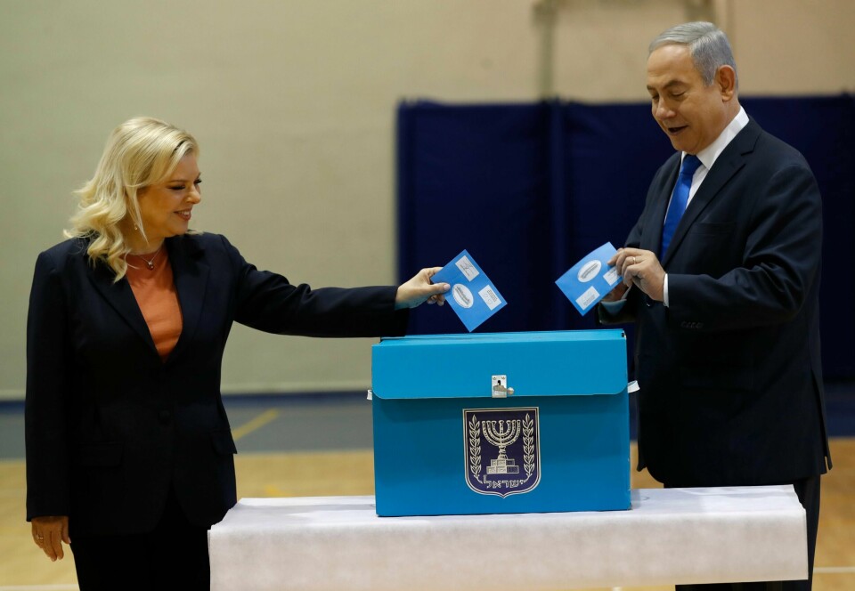 Statsminister Benjamin Netanyahu og hans kone Sara avlegger stemme.