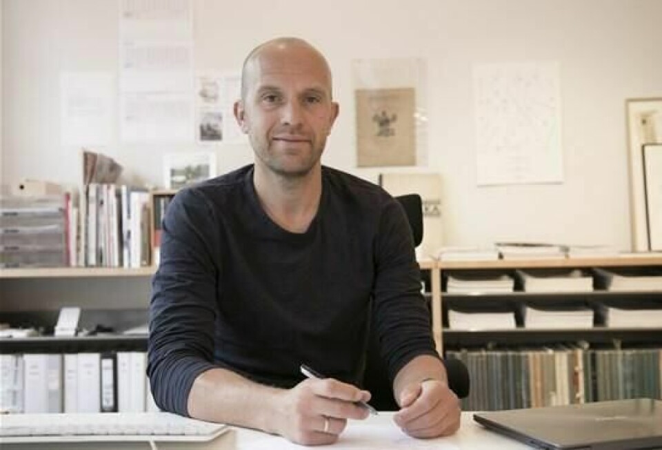 – Det kan godt hende at det er gode grunnar til skjermbruk i matpausane, men eg har aldri sett nokon stad at det er eit pedagogisk gode, seier Gaute Brochmann, som kjem med boka .