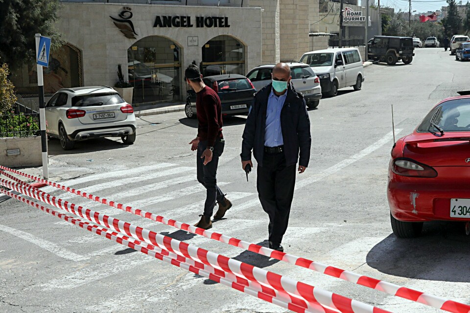 Står vakt: En palestinsk politimann står utenfor et hotell i Betlehem på den okkuperte Vestbredden der noen av de ansatte har testet positivt for covid-19-viruset.