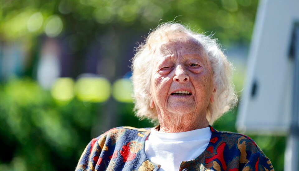 92 år gamle Nelly Voreland ble evakuert av politiet torsdag. Hun har egentlig ikke tid til å være evakuert, for hagen hjemme er full av modne bær som må plukkes. Foto: Frederik Ringnes / NTB 92 år gamle Nelly Voreland ble evakuert av politiet torsdag. Hun har egentlig ikke tid til å være evakuert, for hagen hjemme er full av modne bær som må plukkes. Foto: Frederik Ringnes / NTB