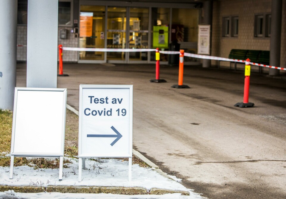 Oslo 20200306. Aker legevakt har satt opp en prøvetakingsstasjon der personer som mistenker at de er smittet av koronaviruset Covid 19, kan komme med bil. For å bli testet i teltet må man på forhånd ha avtalt tid med legevakten. Nasjonale retningslinjer for hvem som skal testes, skal følges også her. Korona, testing av Covid 19, Corona, Coronavirus.Foto: Ole Berg-Rusten / NTB scanpix Oslo 20200306. Aker legevakt har satt opp en prøvetakingsstasjon der personer som mistenker at de er smittet av koronaviruset Covid 19, kan komme med bil. For å bli testet i teltet må man på forhånd ha avtalt tid med legevakten. Nasjonale retningslinjer for hvem som skal testes, skal følges også her. Korona, testing av Covid 19, Corona, Coronavirus.Foto: Ole Berg-Rusten / NTB scanpix