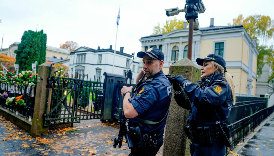 Politiet på vakt utenfor Israels ambassade i Oslo. PST mener Iran-tilknyttede aktører nå i mindre grad utgjør en trussel mot jødiske og israelske mål og nedjusterer derfor trusselnivået. Foto: Javad Parsa / NTB Politiet står vakt utenfor Israels ambassade i Oslo. PST hever terrortrusselnivået i Norge fra «Moderat» til «Høy». Flere negative forhold har forsterket terrortrusselen, blant annet knyttet til den pågående eskaleringen av konflikten i Midtøsten. I Norge er det først og fremst trusselen mot jødiske og israelske mål som er ytterligere skjerpet. Foto: Javad Parsa / NTB