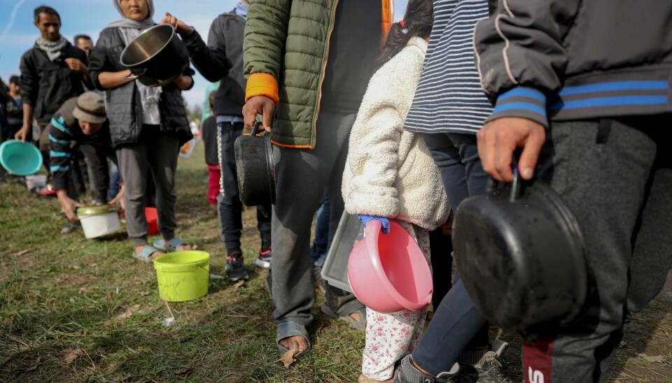 PÅ FLUKT: FN anslår at 300.000 afghanere har flyktet til Iran siden Taliban grep makten og forventer at masseflukten vil fortsette. Disse afghanske flyktningene har tatt seg videre til Bosnia. FN anslår at 300.000 afghanere har flyktet til Iran siden Taliban grep makten og forventer at masseflukten vil fortsette. Disse afghanske flyktningene har tatt seg videre til Bosnia. Foto: AP / NTB