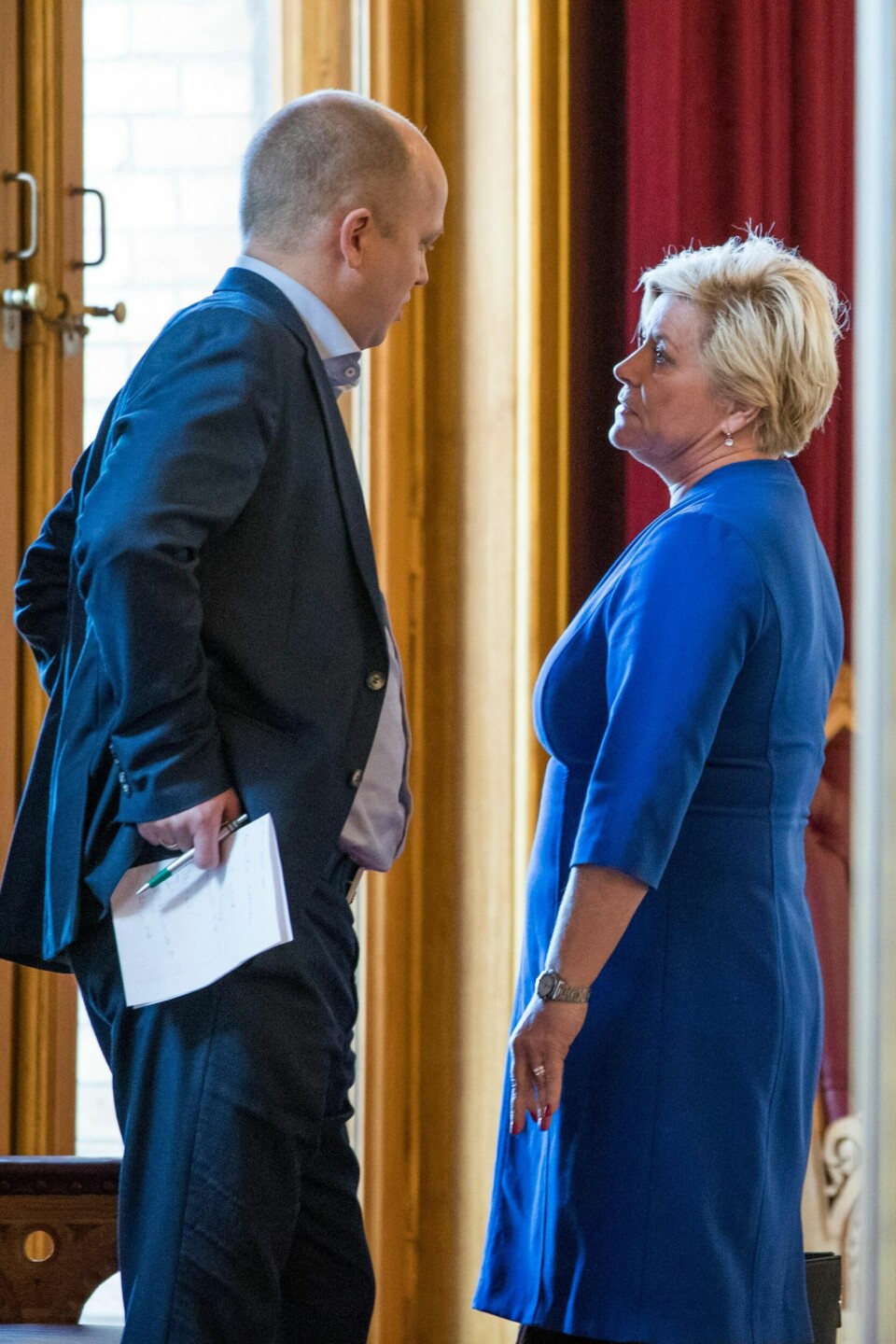 Sps leder Trygve Slagsvold Vedum og Frps leder Siv Jensen i samtale på Stortinget. - Dersom Frp nå bestemmer seg for å kjøre stadig hardere på innvandring, slik de ofte gjør i krisetider for partiet, er det ikke sikkert de lenger vil profitere på dette. Da kan det hende motkulturpartiet Sp appellerer til flere, skriver politisk redaktør Berit Aalborg