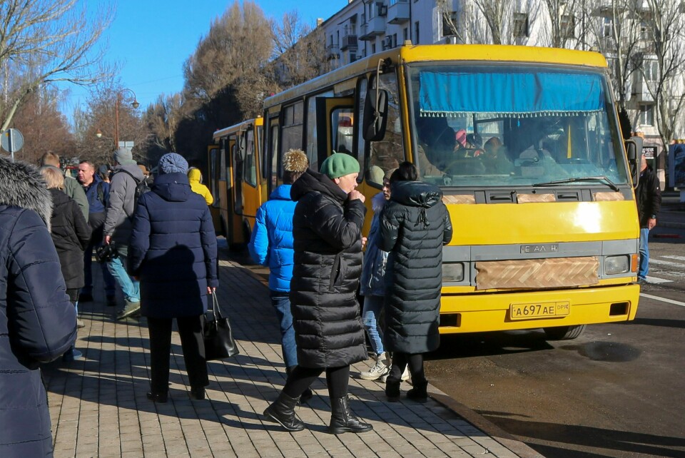 EVAKUERTE: Folk venter på å gå om bord i busser som skal frakte dem fra Donetsk i Øst-Ukraina og over til Russland. Men mange håper å kunne reise fort hjem igjen. Flere sivile i Donetsk og Luhansk velger også å ignorere ordren om å evakuere og foretrekker å bli værende der de er. Foto: Aleksej Aleksandrov / AP / NTB Folk venter på å gå om bord i busser som skal frakte dem fra Donetsk i Øst-Ukraina og over til Russland. Men mange håper å kunne reise fort hjem igjen. Flere sivile i Donetsk og Luhansk velger også å ignorere ordren om å evakuere og foretrekker å bli værende der de er. Foto: Aleksej Aleksandrov / AP / NTB