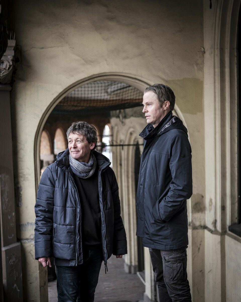 – Jeg tenker at Jostein representerer en trend. Det er helt klart en trend dette med å søke bort for å finne Gud, sier Per Eriksen (t.v.). – I så fall er det en innmari lang trend, svarer forfatter og prest Jostein Ørum.