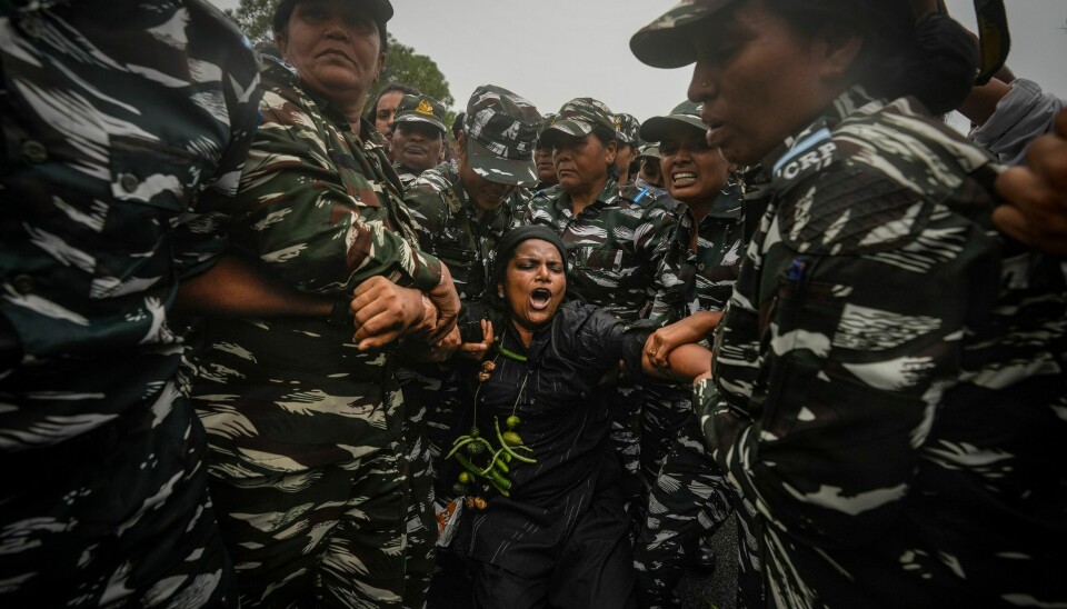 Paramilitære soldater pågriper en folkevalgt fra opposisjonen i New Delhi fredag. Paramilitære soldater pågriper en folkevalgt fra opposisjonen i New Delhi fredag. Foto: Altaf Qadri / AP / NTB