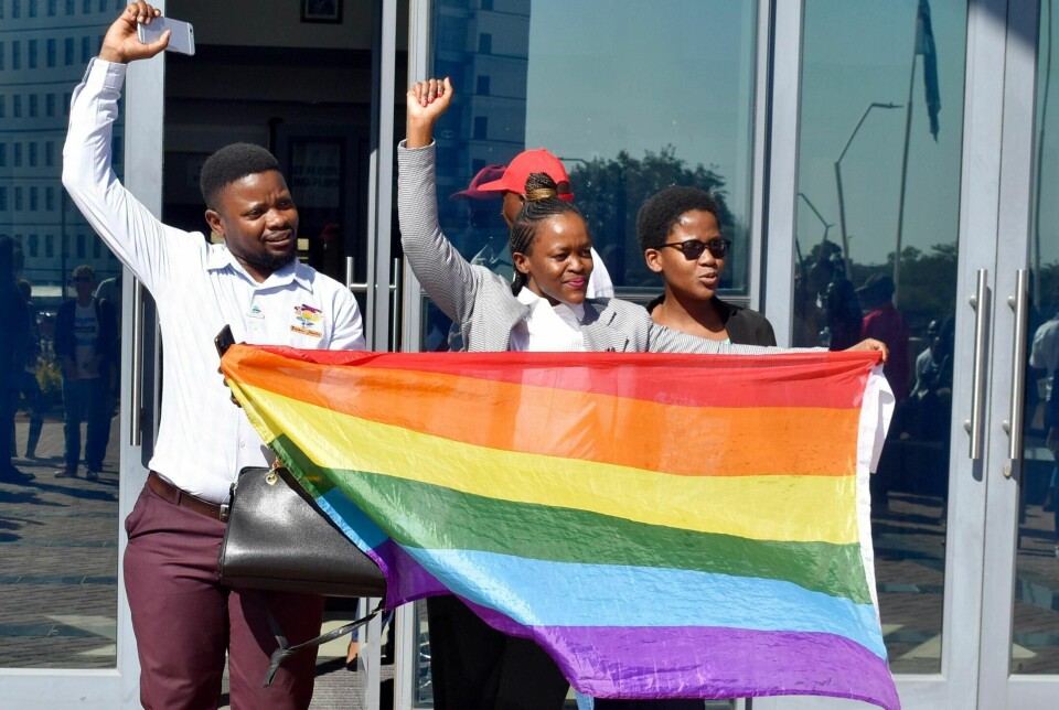 Aktivister feirer utenfor høysterett i Gaborone, Botswana etter at landet ble det siste til å avkriminalisere homoseksualitet.