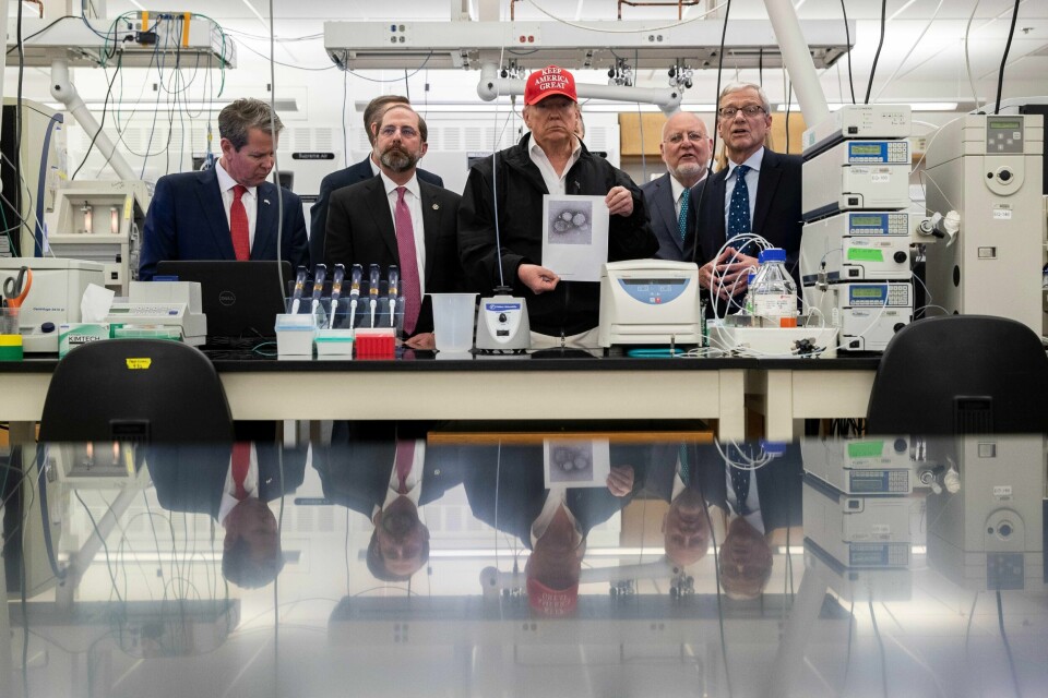 President Donald Trump viser fram et bilde av koronaviruset under et besøk ved Centers for Disease Control and Prevention, tilsvarende det norske Folkehelseinstituttet i USA. Norske Idar Kjølsvik er for tiden gjesteprofessor i USA. Han advarer mot en gal president med en ond politikk.