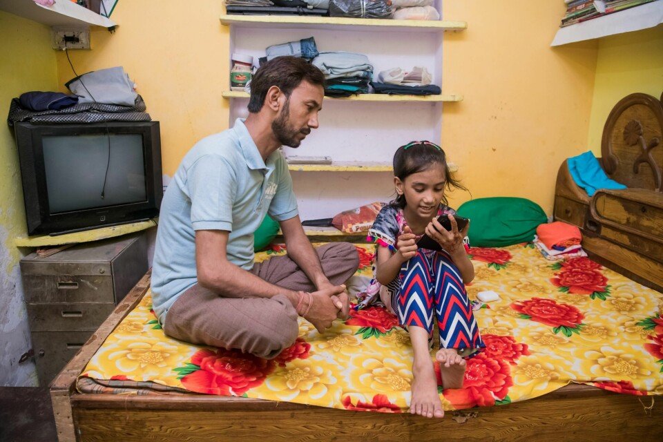 LESEHJELP: En jente i India tester ut Googles Bolo-app, som skal øke leseferdighetene. Den finnes foreløpig i sju land på ni språk, men drømmen er at den skal ut i hele verden.