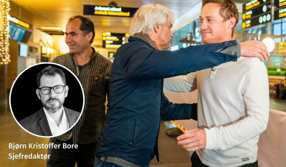 ARRESTERT: NRK-journalistene Halvor Ekeland (t.v.) og Lokman Ghorbani tas i mot av sjef for NRK-sporten Egil Sundvor på Gardermoen onsdag morgen, etter hjemkomst fra Qatar der de ble arrestert i forbindelse med en reportasjereise. ARRESTERT: NRK-journalistene Halvor Ekeland (t.v.) og Lokman Ghorbani tas i mot av sjef for NRK-sporten Egil Sundvor på Gardermoen onsdag morgen, etter hjemkomst fra Qatar der de ble arrestert i forbindelse med en reportasjereise.