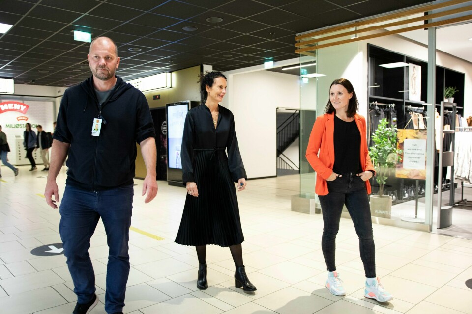 Samtaletilbudet 13-20 fra Den norske kirke i Bærum samarbeider med politi og Sandvika Storsenter gjennom oppfølging av unge som tas for butikktyveri. Fra venstre: Ole Magnus Jensen, fra politiet, senterdirektør Kathrine Ingerø og faglig ansvarlig Mariann Solberg Lindtjørn fra 13-20.