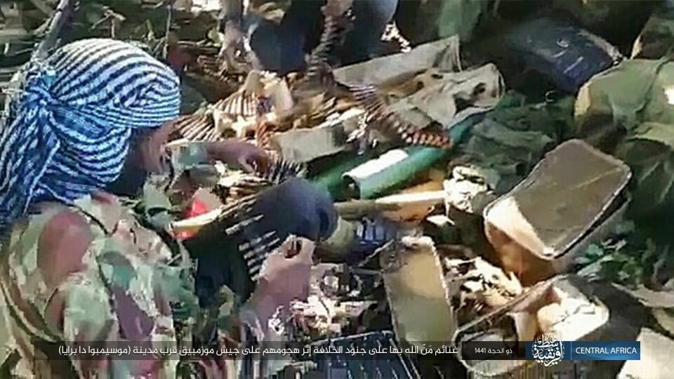KONFLIKT: Bildet er distribuert av Islamic State Central Africa Province (ISCAP) og delt ut til mediene av SITE Intelligence Group. Det viser ISCAP-opprørere og våpen og er tatt i august i år, i nærheten av Mocimboa da Praia, nord i Mosambik. This image distributed online by the Islamic State Central Africa Province (ISCAP) and provided by SITE Intelligence Group shows ISCAP fighters and weapons following clashes with Mozambican government troops on Thursday, Aug. 6, 2020, near Mocimboa da Praia, in northern Mozambique. The stinging success of Mozambique's Islamic extremist rebels in seizing and holding the northern port city signals to the government, neighboring countries and the world that Africa has yet another insurgency hotspot. Writing in Arabic reads 'Blessings of God are on the soldiers of the caliphate after their attack on the Mozambican army near the city of Mocimboa da Praia'. (SITE Intelligence Group via AP)