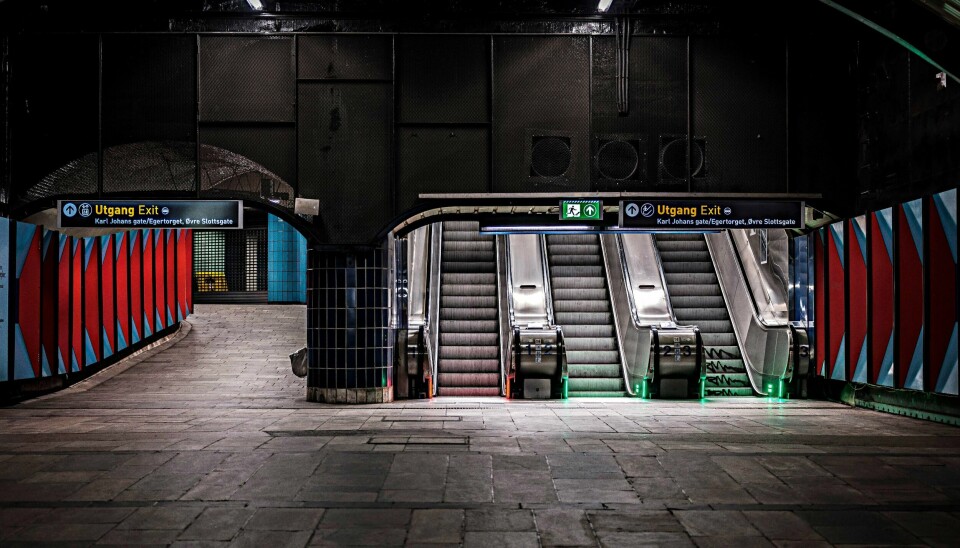 Stortinget t-banestasjon. Vårt Lands fotograf, Erlend Berge, har fanget stemningen i Oslo sentrum i dagene etter nedstengningen.