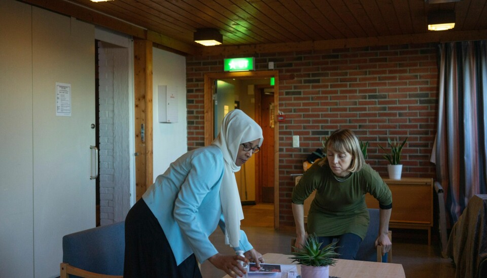 Fadumo Abdi fra Najib helseorganisasjon og integreringsdiakon Signe Myklebust i Fjell kirke planlegger videre samarbeid.
