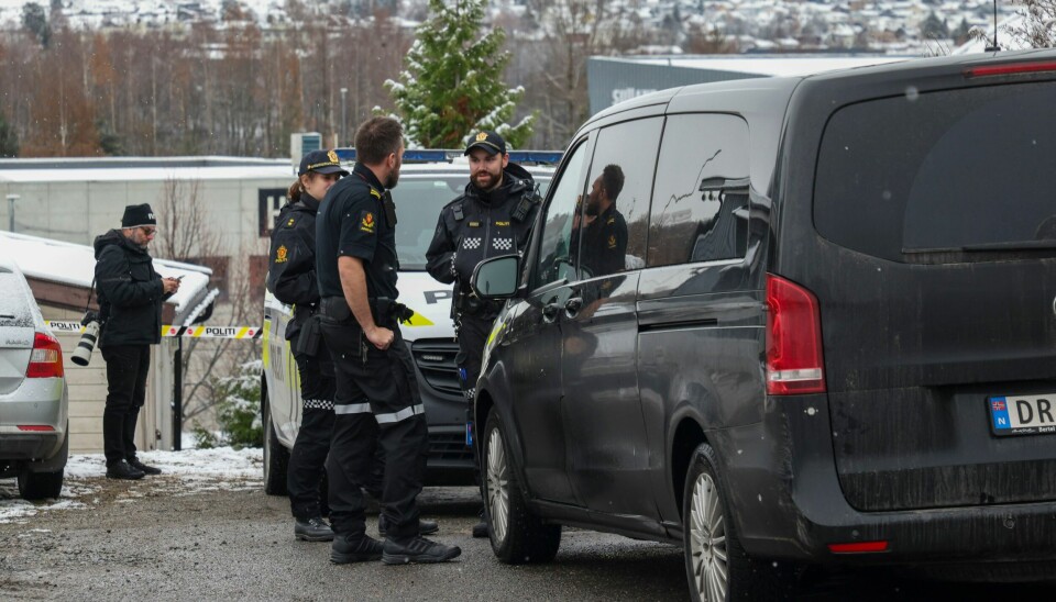 SIKTET: Politiet på Hamar har pågrepet og siktet en mann i 30-årene for drap etter at et kvinne er funnet død i en bolig lørdag kveld. Her er politiet utenfor åstedet søndag formiddag. Politiet på Hamar har pågrepet og siktet en mann i 30-årene for drap etter at et kvinne er funnet død i en bolig lørdag kveld. Her er politiet utenfor åstedet søndag formiddag. Foto: Geir Olsen / NTB
