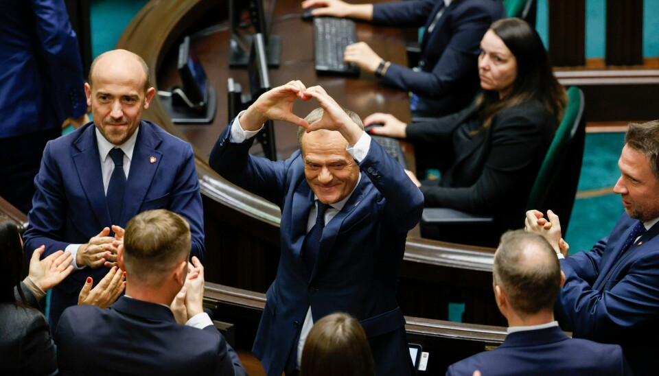 Donald Tusk viser hjertetegn med hendene etter at resultatet av voteringen i den polske nasjonalforsamlingen var klart mandag. Foto: Michal Dyjuk / AP / NTB Donald Tusk viser hjertetegn med hendene etter at resultatet av voteringen i den polske nasjonalforsamlingen var klart mandag. Foto: Michal Dyjuk / AP / NTB