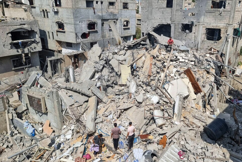 KRIG PÅ GAZA: Enda en bygning er lagt i grus i et israelske luftangrep i Rafah på Gazastripen, samtidig som utenriksministre fra vestlige og arabiske land er samlet i Riyadh for å diskutere en fredsplan. Enda en bygning er lagt i grus i et israelske luftangrep i Rafah på Gazastripen, samtidig som utenriksministre fra vestlige og arabiske land er samlet i Riyadh for å diskutere en fredsplan. Foto: Mohammad Jahjouh / AP / NTB