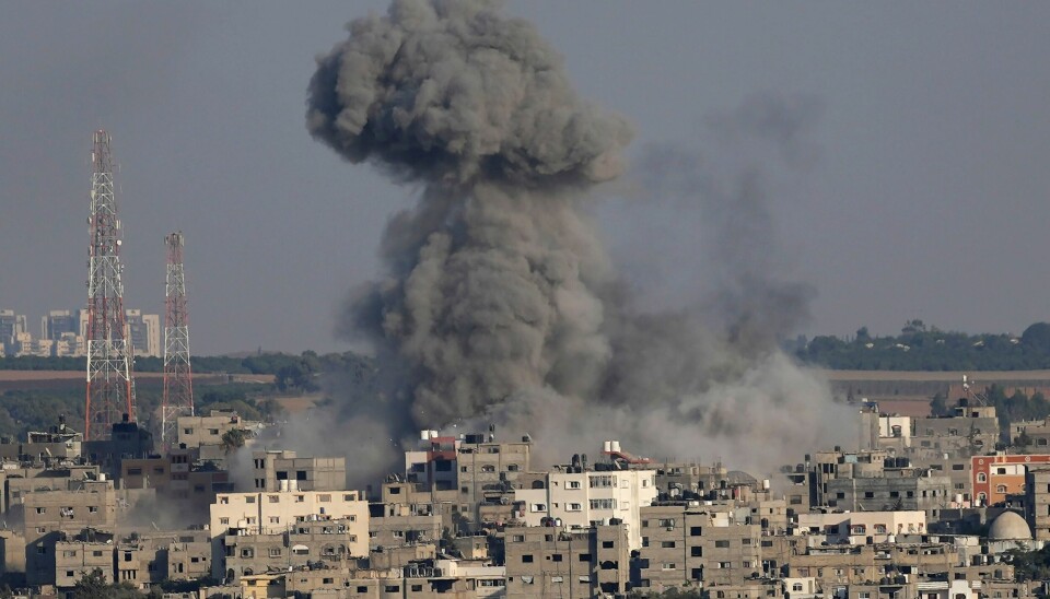 LUFTANGREP: Røyk stiger opp fra en boligblokk etter et israelsk luftangrep i Gaza by søndag. Israels hær sier angrepene har vært rettet mot militsen Islamsk hellig krigs ledere. Røyk stiger opp fra et angrep på en boligbygning på Gazastripen søndag. Foto: Adel Hana / AP / NTB