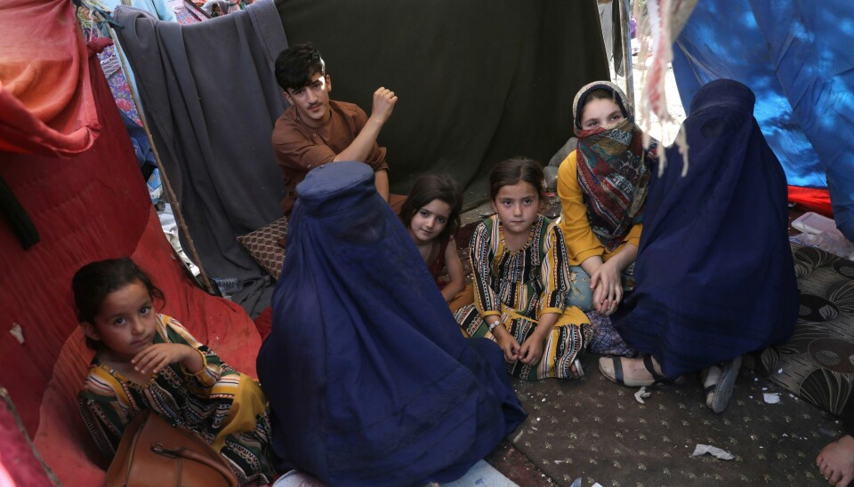 FLYKTER: Læreren Nilofar, som sist uke flyktet til Kabul, har trukket på seg burkaen igjen. Det er usikkert om Taliban vil la kvinnelige lærere fortsette å undervise eller ikke. K