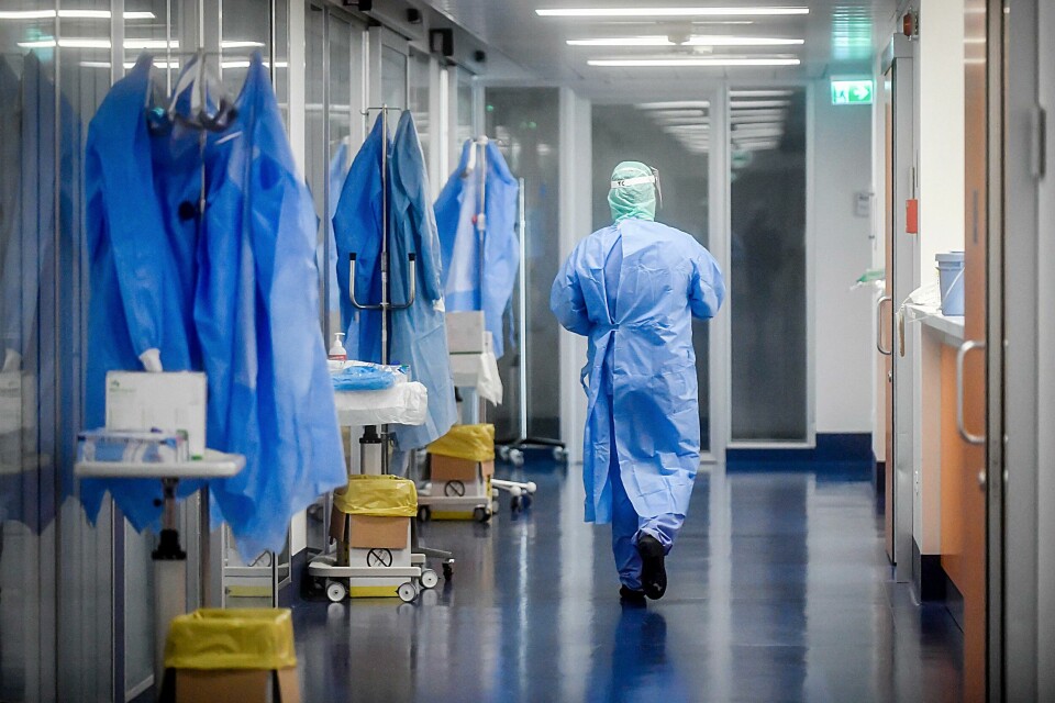Sykehusene i Italia er fulle av koronapasienter, som her fra Brescia. Også de sykehusansatte isolerer seg for å beskytte andre, forteller sykepleieren som Vårt Land har intervjuet. A view of the corridor outside the intensive care unit of the hospital of Brescia, Italy, Thursday, March 19, 2020. Italy has become the country with the most coronavirus-related deaths, surpassing China by registering 3,405 dead. Italy reached the gruesome milestone on the same day the epicenter of the pandemic, Wuhan, China, recorded no new infections. For most people, the new coronavirus causes only mild or moderate symptoms. For some it can cause more severe illness. (Claudio Furlan/LaPresse via AP)