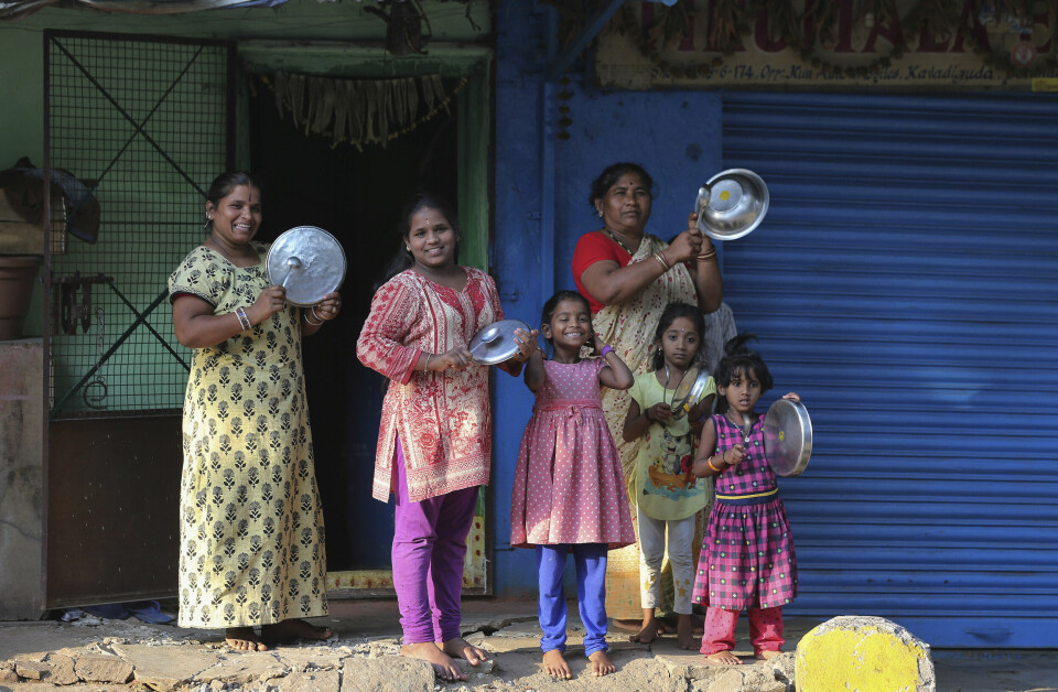Folk skramler med kjøkkenutstyr for å hylle helsearbeidere. Hyderabad, India. Foto: AP Photo/Mahesh Kumar A