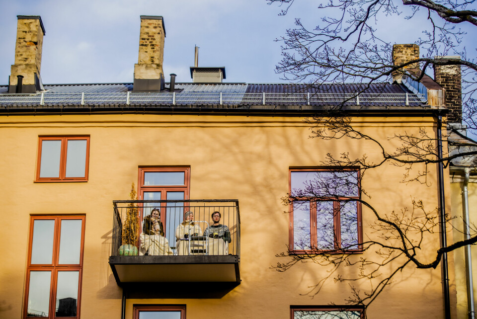 Frida Elve Skofteland, Sara Emilie Thode og Anders Runningen på en baklong i bakgården i Lillefoss velforening i Oslo der Anna Nøhr inviterte naboer til bakgårdsquiz. Foto: Stian Lysberg Solum / NTB scanpix
