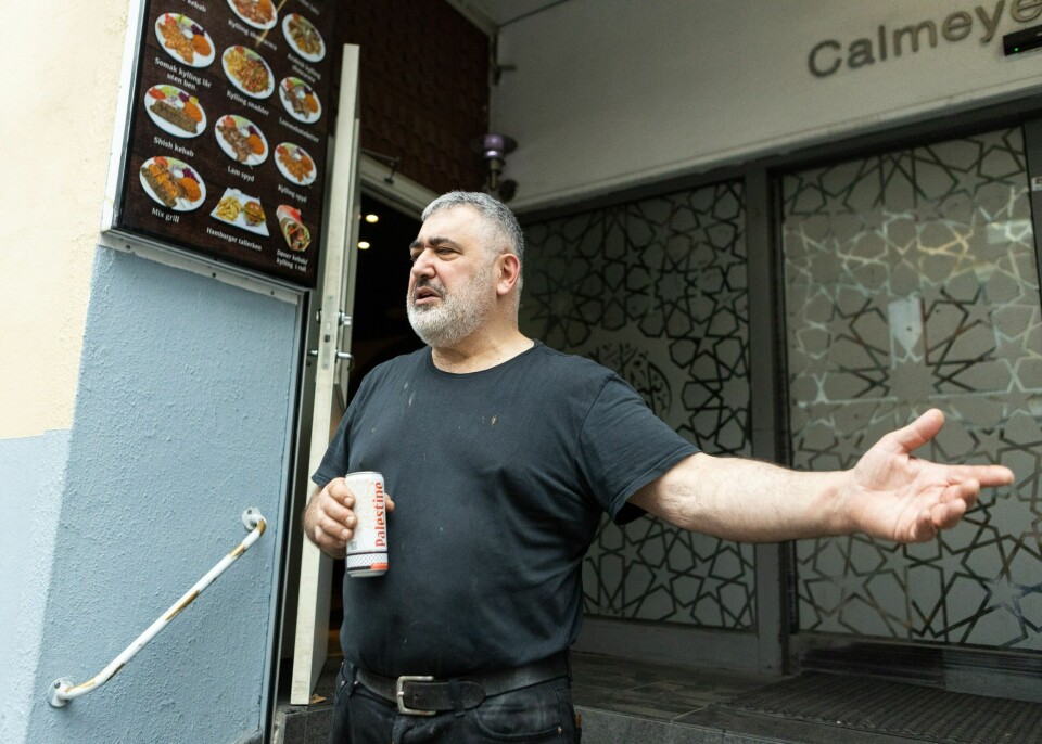 NY BRUS: Dagleg leiar Mohamad Belal Al-Hindi utanfor den syriske restauranten Zitona han driv i Oslo. No tilbyr han Palestine Cola til kundane. Daglig leder i Zitona selger Palestine-Cola til gjestene sine