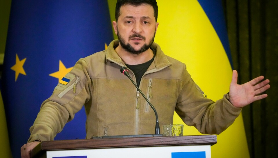 Volodymyr Zelenskyj sier til polske journalister at det er funnet en massegrav i Kyiv-regionen med 900 døde sivile. Arkivfoto: Efrem Lukatskij / AP / NTB Volodymyr Zelenskyj sier til polske journalister at det er funnet en massegrav i Kyiv-regionen med 900 døde sivile. Arkivfoto: Efrem Lukatskij / AP / NTB