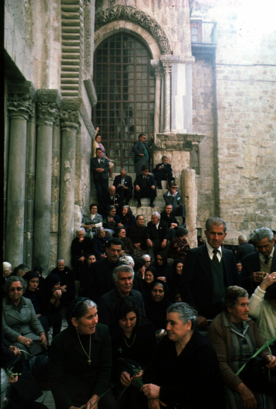 Israel / Palestina. Jerusalem,
Kristen påske, 1. påskedag. Folk strømmer til gudstjeneste i Gravkirken (Den hellige gravs kirke), en basilika i gamlebyen i øst Jerusalem, der Jesus i følge tradisjonen ble korsfestet, gravlagt og sto opp tredje dag.
Flere kirkesamfunn deler på kirken; Gresk-ortodokse, syrisk-ortodokse katolikker, koptere, armenske kristne, romerske katolikker, den etiopiske kirke.
Church of The Holy Sepulcher.
Foto: Berit Keilen / NTB scanpix