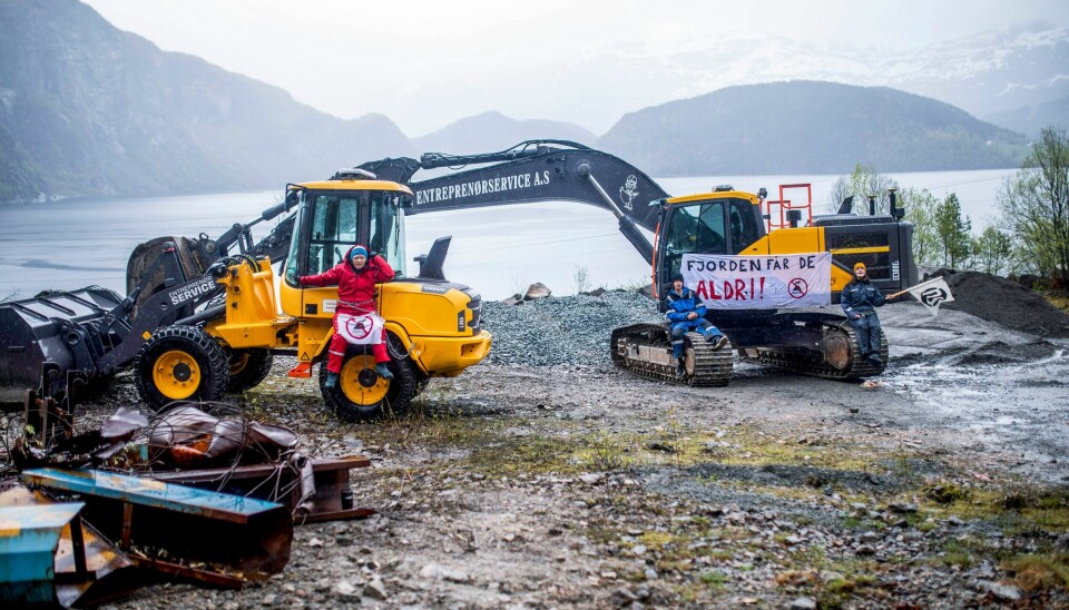 Anleggsarbeidet har flere ganger vært stanset av demonstranter. Men mandag var det en melding om asbest i eternittplater som stanset rivingen av bygninger på tomten til det planlagte industrianlegget. Foto: Amanda Iversen Orlich / Natur og Ungdom / NTB Anleggsarbeidet har flere ganger vært stanset av demonstranter. Men mandag var det en melding om asbest i eternittplater som stanset rivingen av bygninger på tomten til det planlagte industrianlegget. Foto: Amanda Iversen Orlich / Natur og Ungdom / NTB