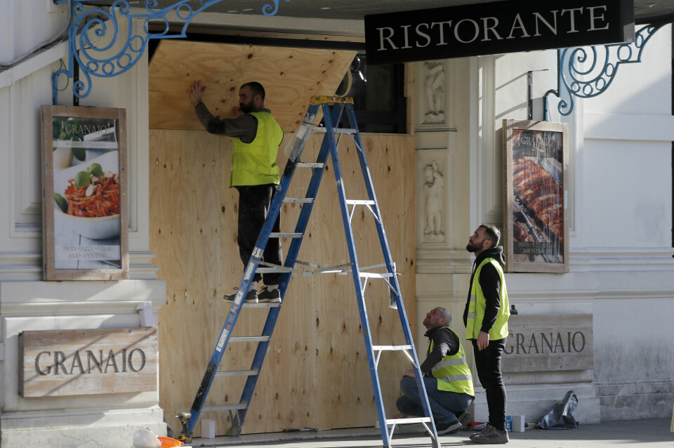 Her stenges inngangen til en restaurant i London, tirsdag 24. mars, etter at Boris Johnson innførte strenge restriksjoner mandag. Foto: AP Photo/Frank Augstein