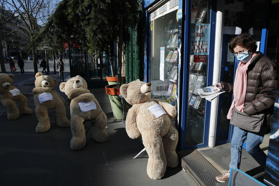 Bamsene utenfor denne aviskiosken i Paris viser hvor stor avstand en må holde til hverandre. Foto: AP Photo/Francois Mori
