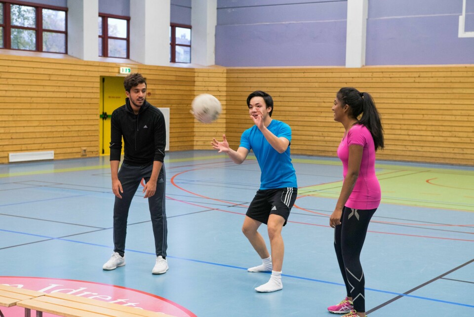OSLO 20161020
Elever på videregående skole. Tenåringer.
Elever har gymnastikk. Spiller kanonball i gym-timen.
Foto: Thomas Brun / NTB scanpix
NB! MODELLKLARERT