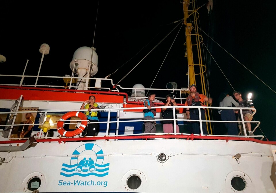 REDNINGSSKIP: Tyske Sea Watch har flere redningsskip som plukker opp migranter i Middelhavet. Her fra Sea Watch 3, med kaptein Carola Rackete (til venstre) som ble anholdt i Italia eller å ha lagt ulovlig til kai i Lampedusa.