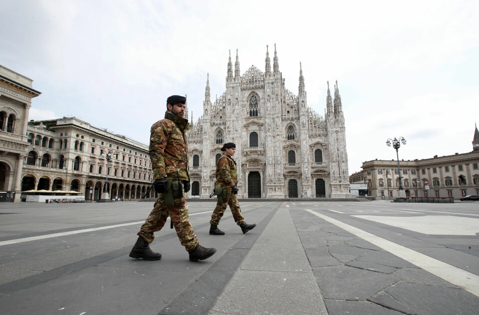 Italienske soldater patruljerer på Piazza del Duomo i sentrum av Milano. Foto: AP Photo/Antonio Calanni