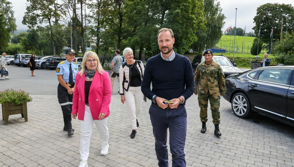 BESØK: Kronprins Haakon besøkte lørdag flomrammede som er innlosjert på Klækken hotell etter uværet Hans. Kronprinsen ble ønsket velkommen av fungerende visepolitimester Lena Reis (t.v.), ordfører i Ringerike kommune Kirsten Orebråten (i midten) og statsforvalter Valgerd Svarstad Haugland (t.h.). Foto: Geir Olsen / NTB Klækken hotell, Hønefoss 20230812. Kronprins Håkon besøker de flomrammede som er innlosjert på Klækken Hotel etter uværet Hans. Kronprinsen ønskes velkommen avFung. visepolitimester Lena Reis (t.v.), Ordfører i Ringerike kommune Kirsten Orebråten (midten) og statsforvalter Valgerd Svarstad Haugland (t.h.).Foto: Geir Olsen / NTB / POOL