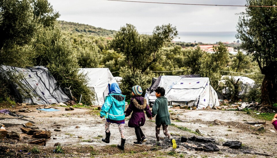 Mange har engasjert seg for at politikerne skal hente barn og barnefamilier ut av Moria-leiren i Hellas. Er det alltid riktig å rangere verdien av et liv på denne måten, spør Anne-Håskoll Haugen i denne kronikken. Bildet viser tre små barn i Morialeiren som leier hender.