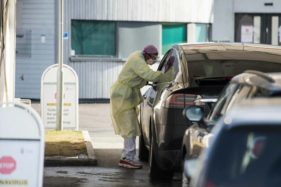 Testen som brukes for å påvise covid19 gir falske negativer advarer kronikkforfatterne. Bildet viser legevakten i Stavanger, der man har satt opp telt utenfor for å teste for koronaviruset.