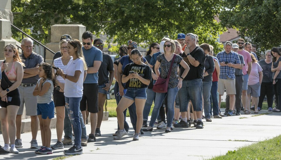 PRIMÆRVALG: Lange rekker med velgere ventet på å avlegge stemme i Kansas. Lange rekker med velgere ventet på å avlegge stemme i Kansas. Foto: Travis Heying / The Wichita Eagle via AP / NTB