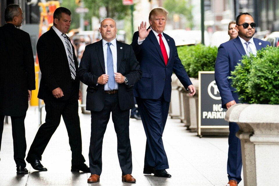 SKAL FORKLARE SEG: Donald Trump vinket til fotografene før han forlot Trump Tower for å avgi en vitneforklaring under ed til New Yorks øverste justismyndighet. Donald Trump vinket til fotografene før han forlot Trump Tower for å avgi en vitneforklaring under ed til New Yorks øverste justismyndighet. Foto: Julia Nikhinson / AP / NTB