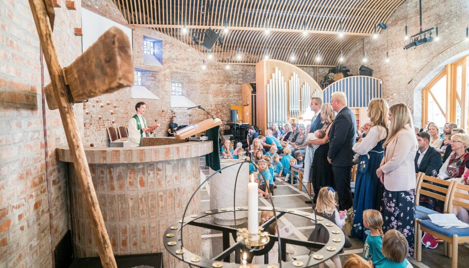 «Vannet i den kristne dåpen er et tegn som rommer både liv og død», står det i Bispemøtets dåpstekst. Bildet er fra en dåpsgudstjeneste i Åmot kirke.
