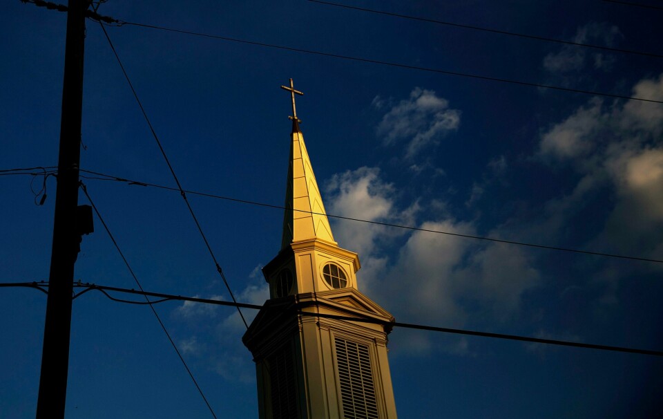For første gang siden slutten av 1930-tallet sier færre enn halvparten av amerikanerne at de tilhører en kirke, synagoge eller moske, ifølge en ny rapport fra Gallup. FILE - In this Tuesday, April 11, 2017 file photo, the sun sets on a Baptist church in Georgia. For the first time since the late 1930s, fewer than half of Americans say they belong to a church, synagogue or mosque, according to a new report from Gallup, Tuesday, March 30, 2021. (AP Photo/David Goldman)