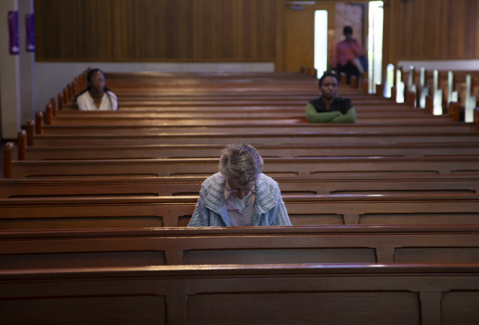 Torsdag i forrige uke var det god plass i kirkebenkene hos Rosebank Catholic Church i Johannesburg. Foto: AP Photo/Denis Farrell