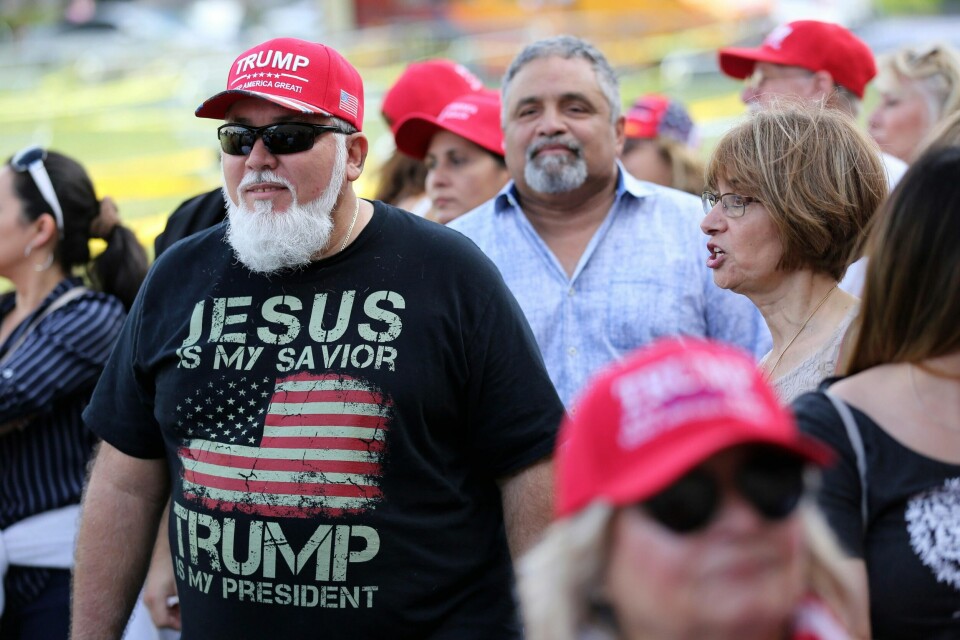 56 år gamle Jorge Alfonso står i kø for å få slippe inn til King Jesus International Ministry-kirken, der president Donalds Trump skal holde valgkampøte for evangelikale kristne. Presidenten talte til over 5000 kristne som hadde møtt opp. – Han selger falske løfter til godtroende kristne, skriver amerikanske John Fea i dette innlegget.
