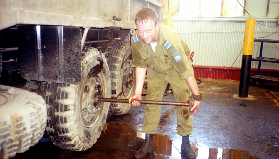 ISRAEL: Torger Dahl, ca år 2000. Arbeider med å bytte hjullager og bremsesylindere på store lastebiler. – Det var på en stor base som hadde vedlikehold av større kjøretøyer, sier han. Torger Dahl, ca år 2000. Arbeider med å bytte hjullager og bremsesylindere på store lastebiler. – Det var på en stor base som hadde vedlikehold av større kjøretøyer, sier han.