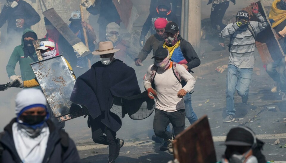 ECUADOR: Demonstranter støter sammen med politiet under protester i Ecuadors hovedstad Quito. Demonstranter støter sammen med politiet under protester i Ecuadors hovedstad Quito. Foto: Dolores Ochoa / AP / NTB